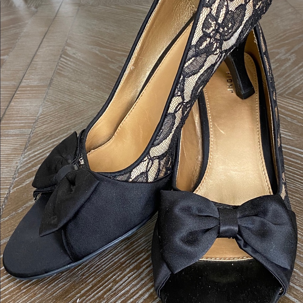 VGU Condition Fioni Black and Lace Pumps
